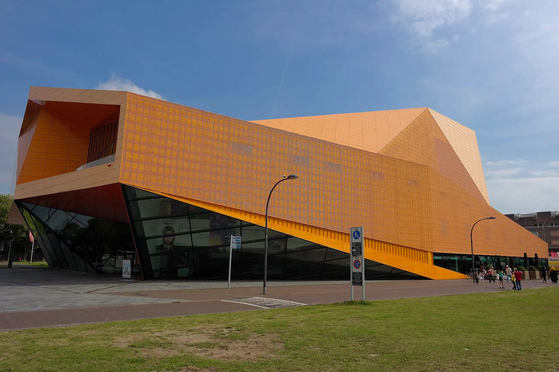 Het felgekleurde oranje Agora Theater in het centrum van Lelystad