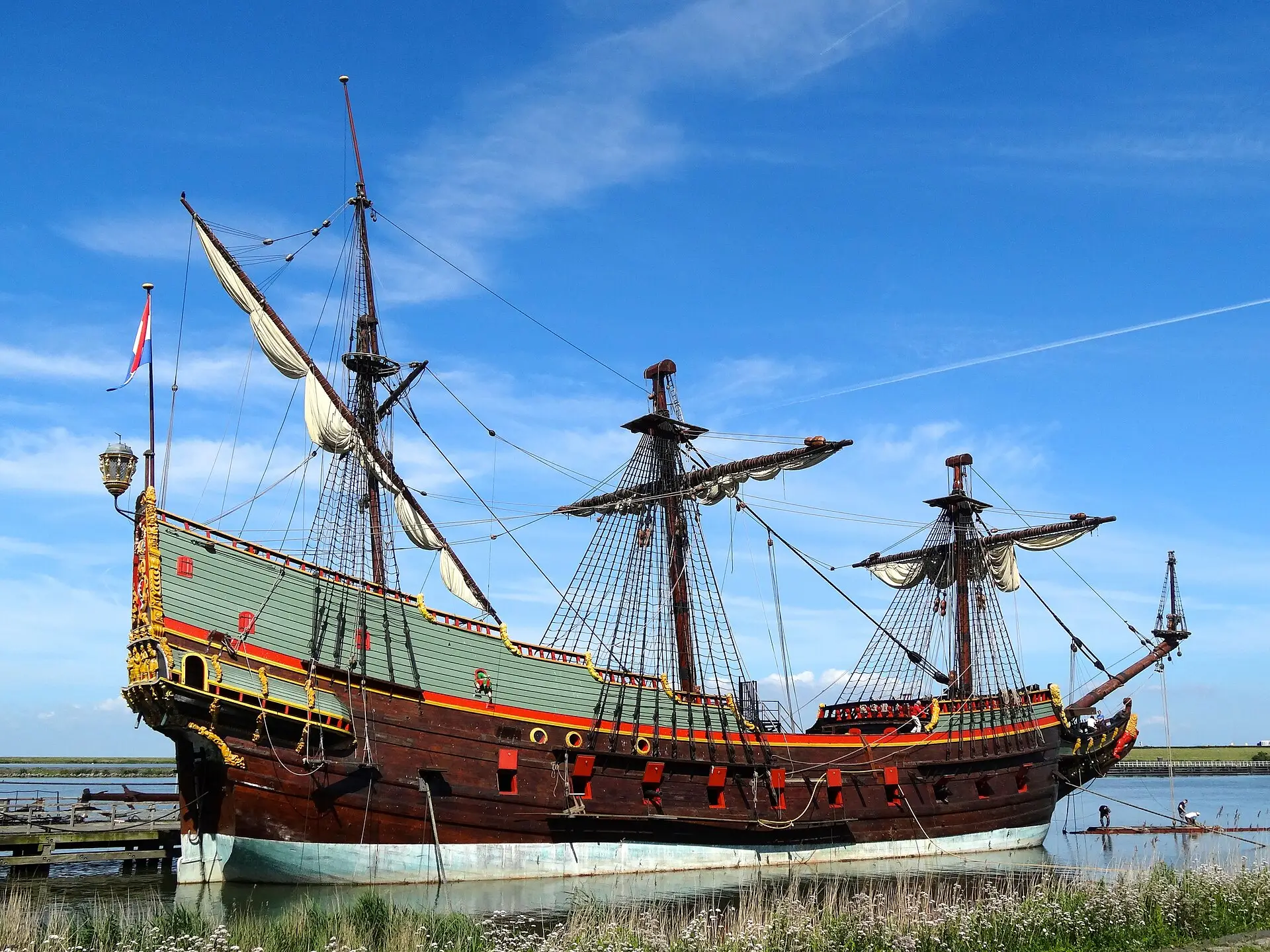 De replica van het VOC-schip Batavia in de haven van Lelystad