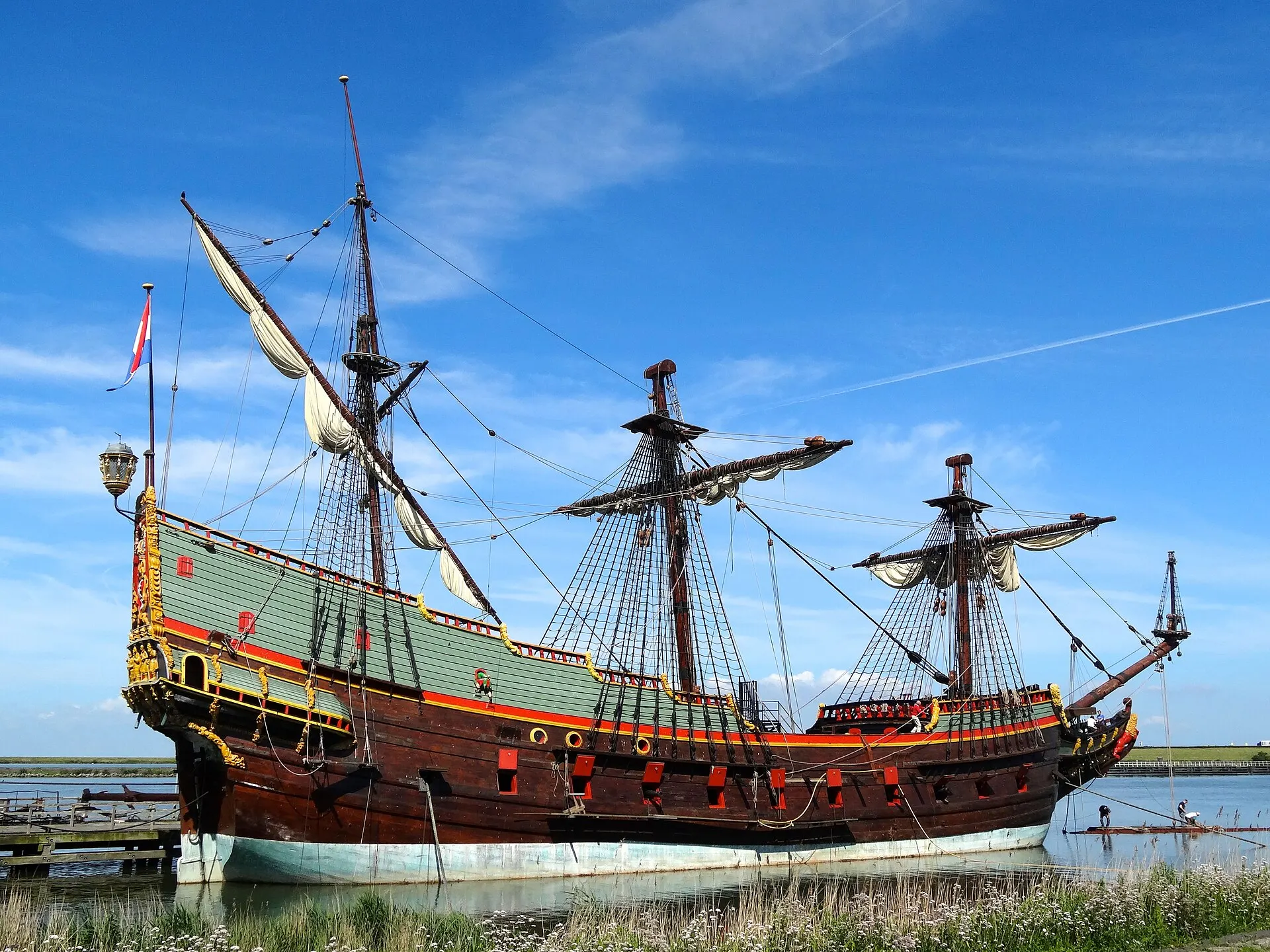 De replica van het VOC-schip Batavia in de haven van Lelystad